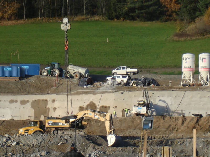 The Graz-based Baubeteiligungsgesellschaft m.b.H.is excavating and stabilizing the slope with shotcrete and permanent self-drilling anchors from Minova MAI.